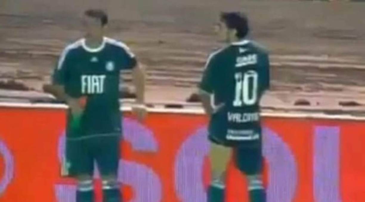 Valdivia: En 2011, cuando el chileno estaba en la plantilla del Palmeiras de Brasil, fue captado durante un partido que su equipo disputaba ante el Santo André, orinando al lado de un compañero ne la linea del campo. El futbolista se encontraba suspendido en aquel momento.
