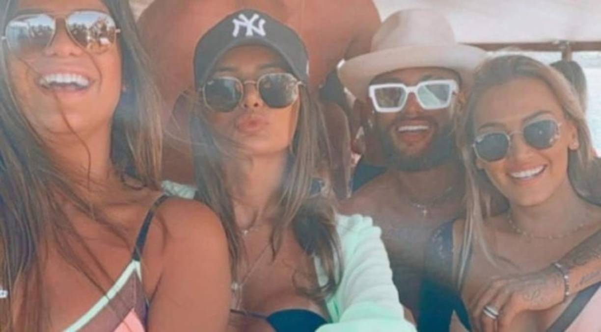 Según reveló el diario español Mundo Deportivo, el delantero del PSG llevó a cabo la 'Reveillon', una fiesta de fin de año que comienza en la tarde y termina bien entrada la mañana del nuevo año. En la fiesta hubo presencia de bellas mujeres.