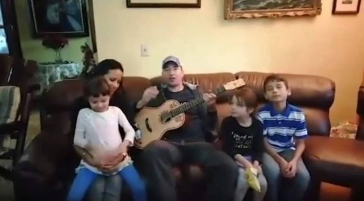 En un video el cantante Polache mandar los buenos deseos navideños junto a toda su familia y compartir con sus seguidores como pasan las navidades, las que celebran en casa de los padres del artista en Olancho, centro sur de Honduras.