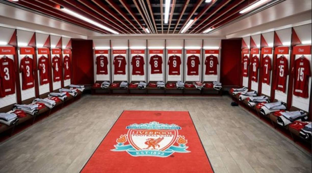 Anfield (Liverpool) - ​Un estadio tan histórico y clásico tenía que tener un vestuario como los antiguos. Es muy austero y no brilla por tecnologías. El color dominante claramente es el rojo. Aunque lo que más gusta de este vestuario son las frases que se leen al salir de él, 'This is Anfield' y 'You'll never walk alone'.