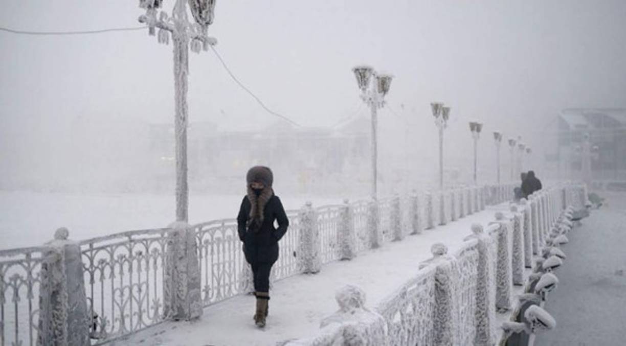 4. ALDEA DE OYMYAKON, RUSIA<br/>Temperatura récord: -71.2 °C<br/>Se trata del lugar con población permanente más frío del planeta. Tiene entre 500 y 900 habitantes y se encuentra en Siberia, a 350 kilómetros del círculo polar ártico. La temperatura más baja en el lugar se midió en 1926, suceso que es recordado con una placa conmemorativa. <br/>El invierno en este lugar tiene una duración de 9 meses y los motores de maquinaria y vehículos permanecen siempre encendidos, a riesgo de que se congelen si no. Algunas comodidades modernas como la telefonía móvil no están disponibles en este lugar porque el frío extremo daña los aparatos.<br/>