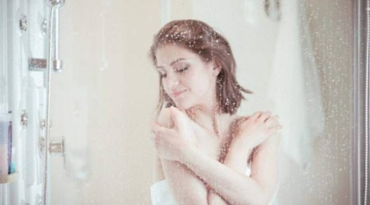 Agua caliente: poniendo en la nuca y el cuello una bolsa de agua caliente o una manta eléctrica es otro remedio eficaz y rápido. Incluso si te apetece puedes darte un baño relajante de agua caliente con sales de baño de lavanda.