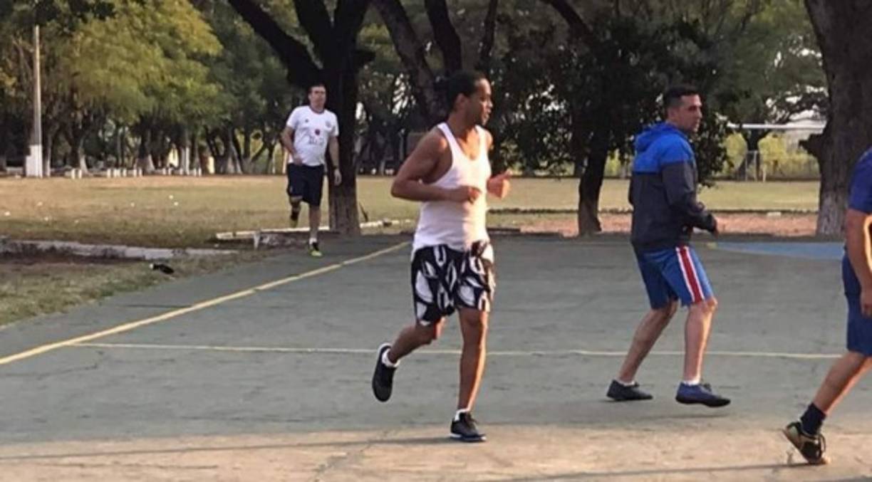 Mientras Ronaldinho hablaba con un agente, una pelota cayó cerca suyo y, tras dominarla con la misma clase que en sus épocas de jugador, se la devolvió a los internos, quienes le insistieron.