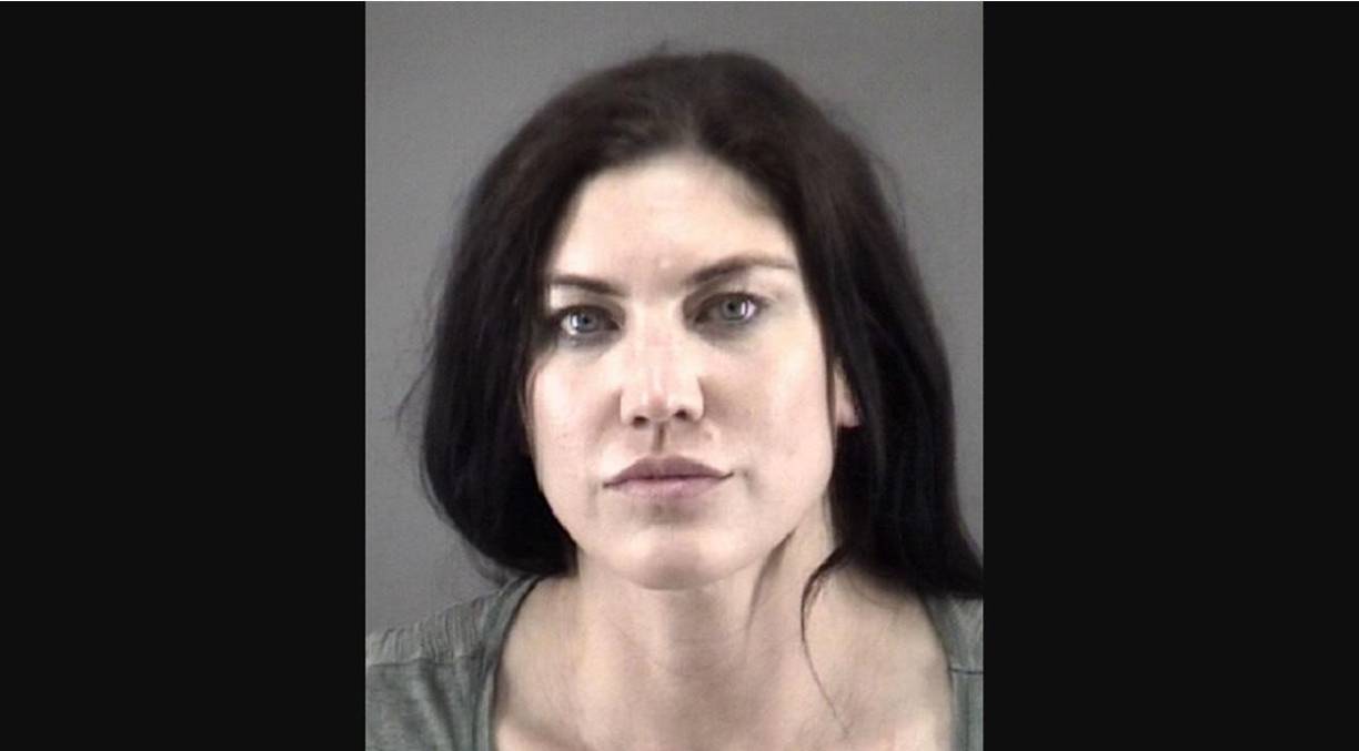 Solo, de 40 años, fue trasladada a una prisión local donde se le comunicaron los cargos y se le puso en libertad.