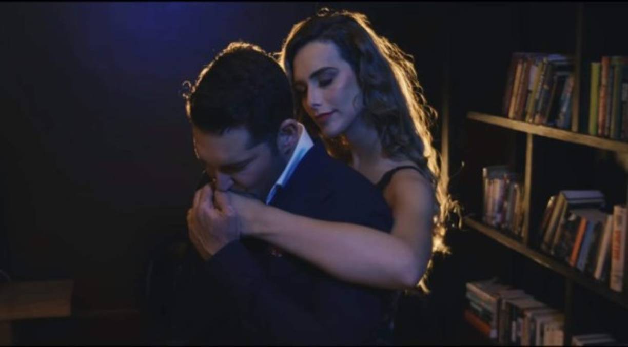 Este es el primer video musical en el que aparece Ángela Ponce tras convertirse en la primera mujer transexual en participar en Miss Universo en el año 2018.