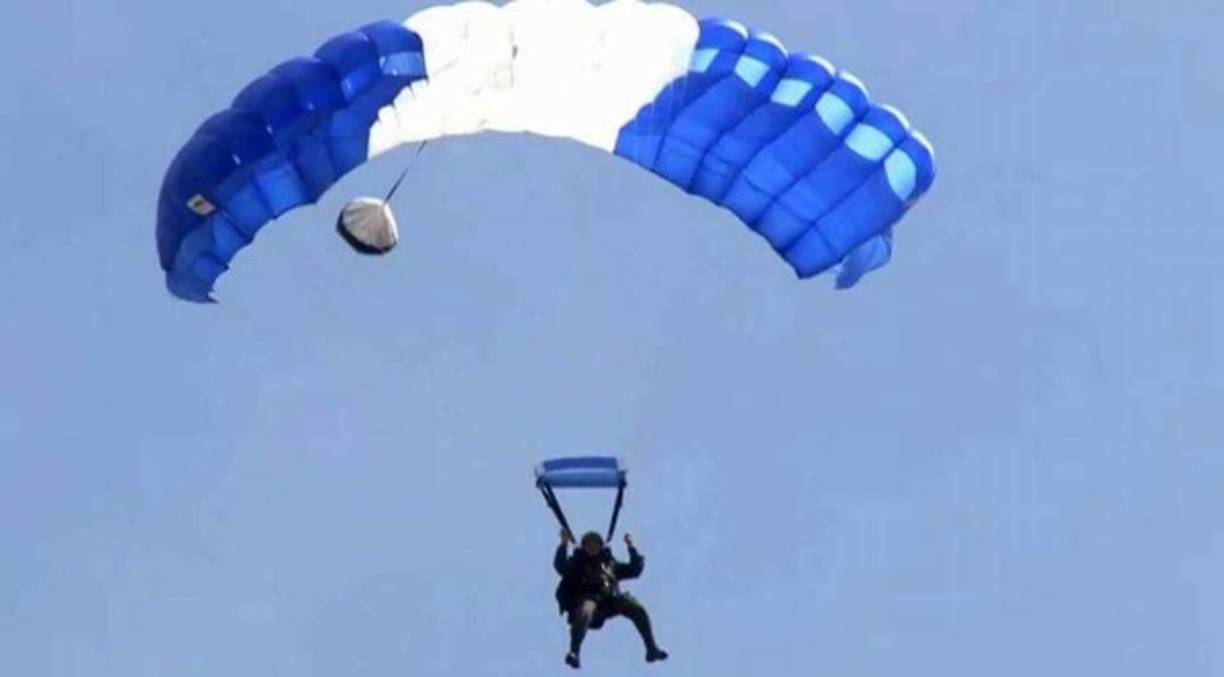 El helicóptero del que saltó Génesis se encontraba a 5 mil pies de altura.