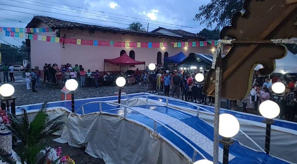 La tía de una de las jóvenes, quien mantuvo su identidad en reserva, comentó que hubo una mujer que, aparentemente, había tocado el pecho de la reina de la feria justo antes de la coronación, y a partir de ese momento comenzó a sentir malestar. 