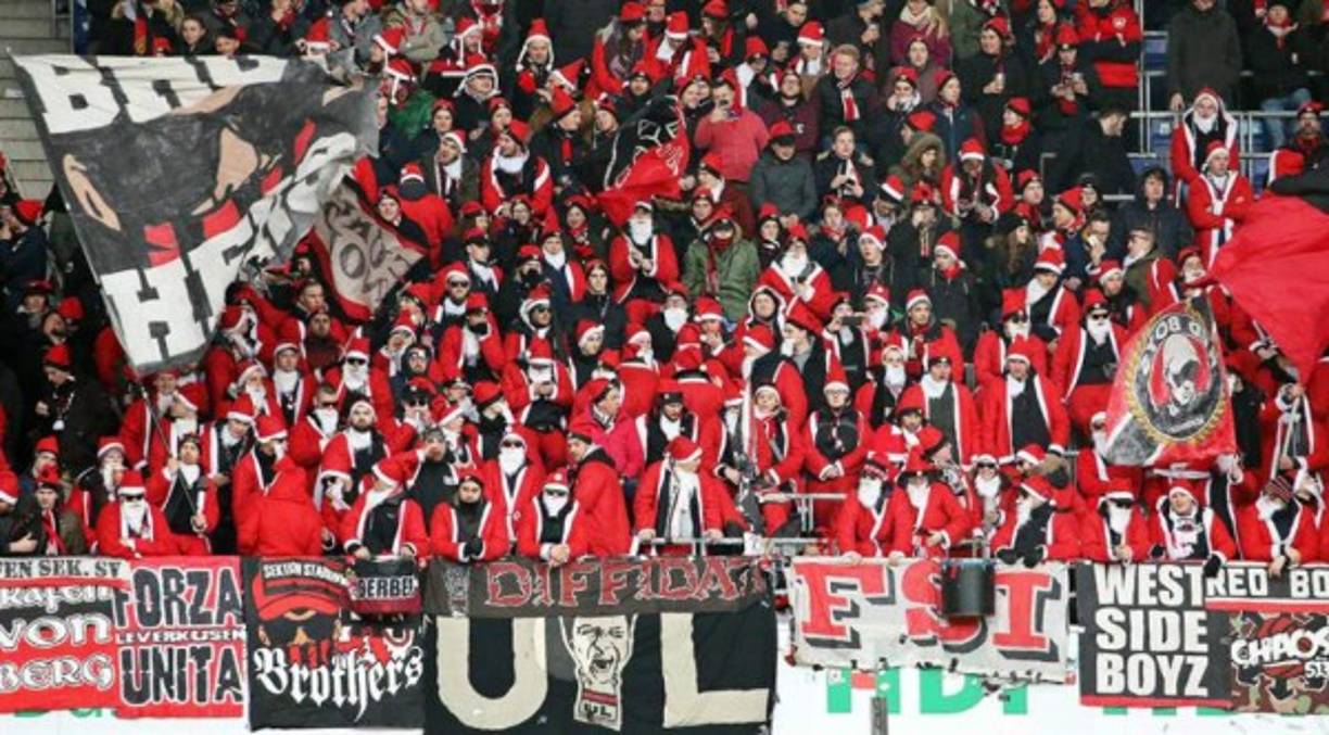 Aficionados de la liga de fútbol alemana se visitieron de Santa Claus antes del juego entre el Hannover 96 and Bayer 04 Leverkusen in Hanover, Alemania.