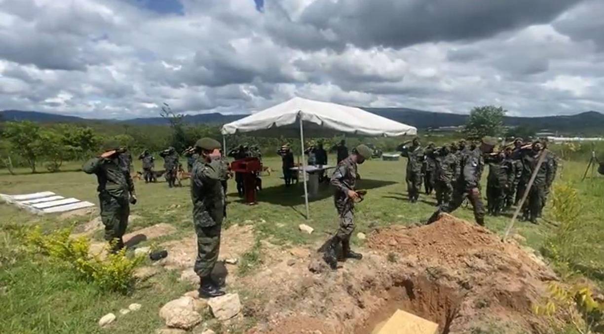 En el entierro de Askar estuvieron presentes decenas de elementos de la Policía Militar, quienes durante las honras fúnebres mantuvieron el ‘saludo uno’. 