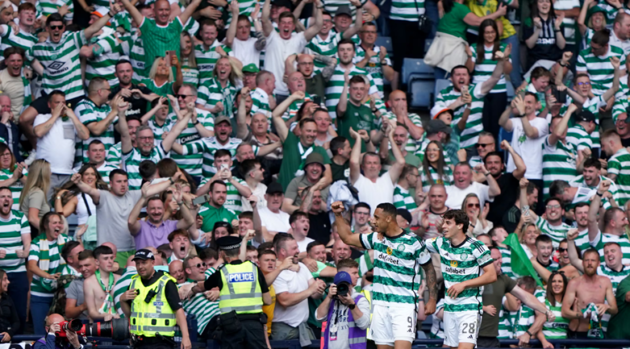 Adam Idah, que a la hora de juego entró por el japonés Kyogo Furuhashi, y lo llevó a la red para dar el título y sellar el doblete del Celtic.