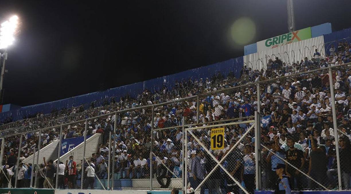 Completamente abarrotado el sector de populares. Los capitalinos le respondieron a la selección de Honduras.