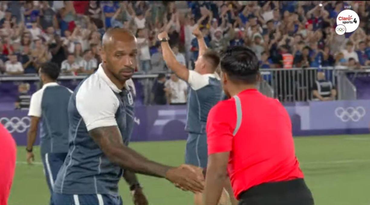 Al final del partido, Thierry Henry saludó al hondureño Said Martínez. 