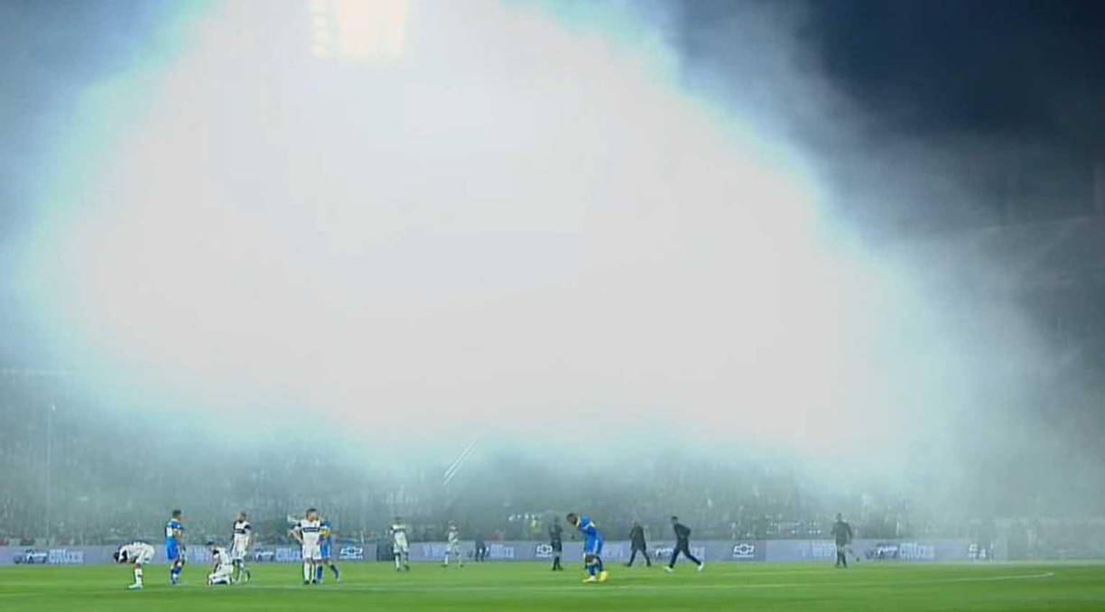 El duelo fue cancelado hasta nuevo aviso “por falta de garantías”, según anunció el árbitro Hernán Mastrángelo, minutos después de que los jugadores y los cuerpos técnicos se retiraran a los vestuarios.