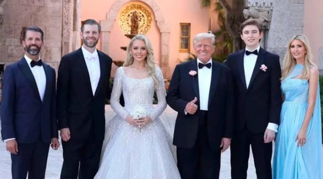 Tiffany posó junto a su padre y sus cuatro hermanos, Don Jr., Eric, Barron e Ivanka, antes de la recepción en la mansión de Florida del magnate.