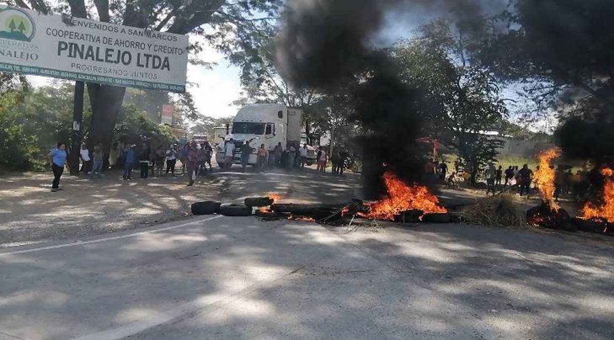 El humo negro se elevó al cielo mientras los manifestantes gritaban consignas pidiendo la liberación del alcalde. “Todo mundo lo quiere porque es buena persona, ayuda a las aldeas, a nuestro alcalde aquí lo queremos”, dijo una hondureña.