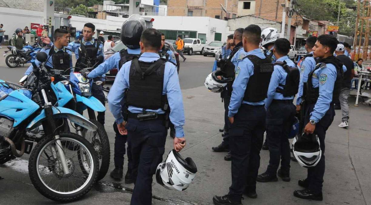 Elementos de la Policía Nacional tuvieron que poner orden en la previa del clásico Motagua vs Olimpia. 