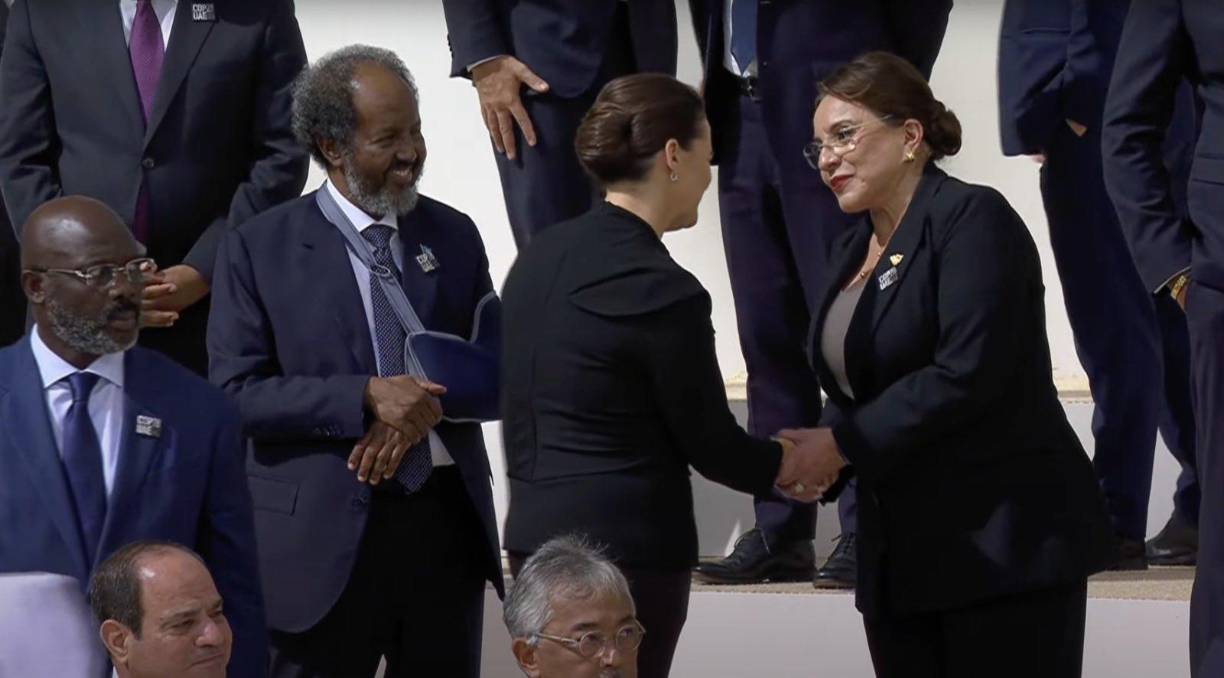 Honduras está “liderando con el ejemplo”, dijo Castro, y el Gobierno ha cancelado centenares de concesiones que dañaban los “bosques y áreas protegidas” del país y que fueron otorgadas en años anteriores, finalizó. 