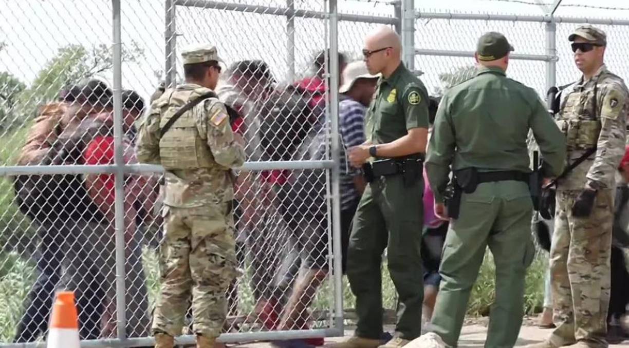 El video muestra el momento en que llega un grupo de agentes de la Patrulla Fronteriza y abre el portón permitiendo la entrada de los indocumentados.