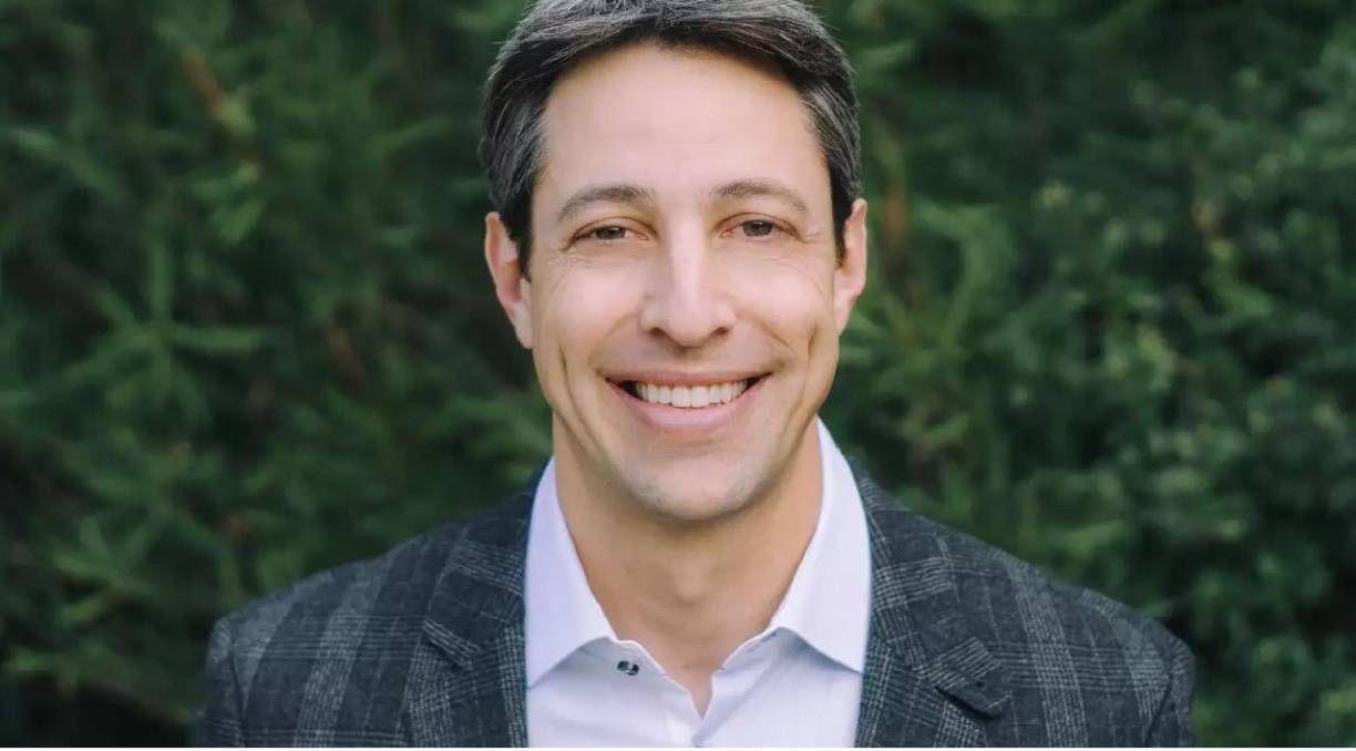  “Es un cirujano ortopédico capacitado en medicina deportiva y artroscopía que se especializa en el tratamiento de lesiones de hombro, cadera y rodilla para preservar las articulaciones”, según su biografía.