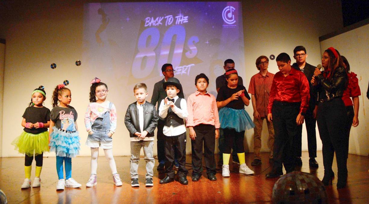 Los niños y jóvenes sorprendieron al público con sus interpretaciones de famosas canciones tanto en inglés como en español.