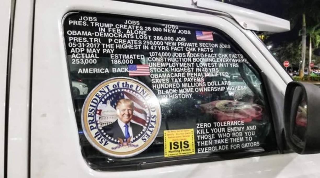 La camioneta tiene múltiples calcomanías de naturaleza política. Sayoc vivía en la camioneta para el momento de su arresto. Había sido echado de la casa de sus padres.