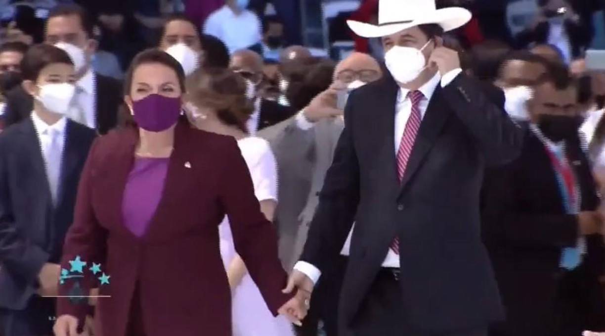 Mel Zelaya y Xiomara Castro, de lo más cariñosos en la toma de posesión