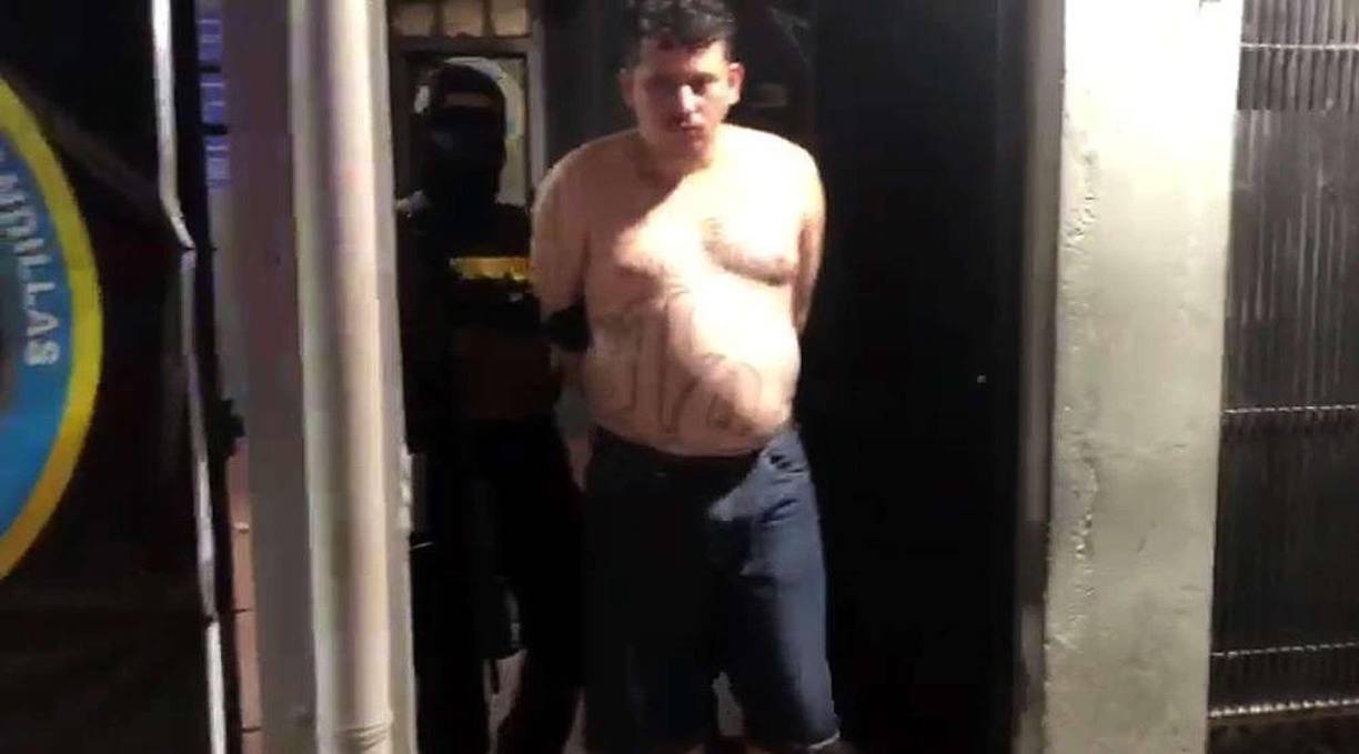 Antes de entregarse, “El Malvado” pidió a policías que “llegaran los de HCH” al lugar para presenciar su entrega. Entonces, fue cuando el reportero Orlin Castro ingresó y empezó a mediar en la situación. Al sitio llegó la pareja del sospechoso con su hija en brazos para convencerlo de entregarse y dejar libre a las dos personas. 