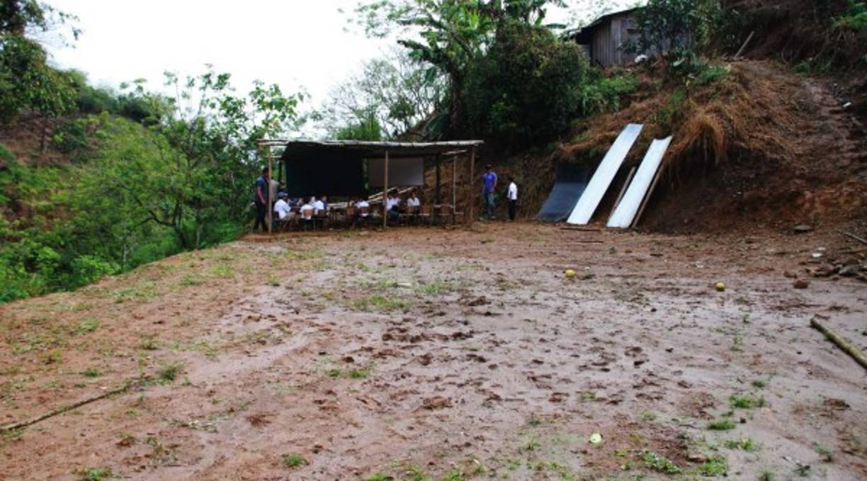 Cuando llueve, los alumnos deben aguantar las goteras que hay en el techo y el lodo que se produce, así como el frío, agregó. <br/>