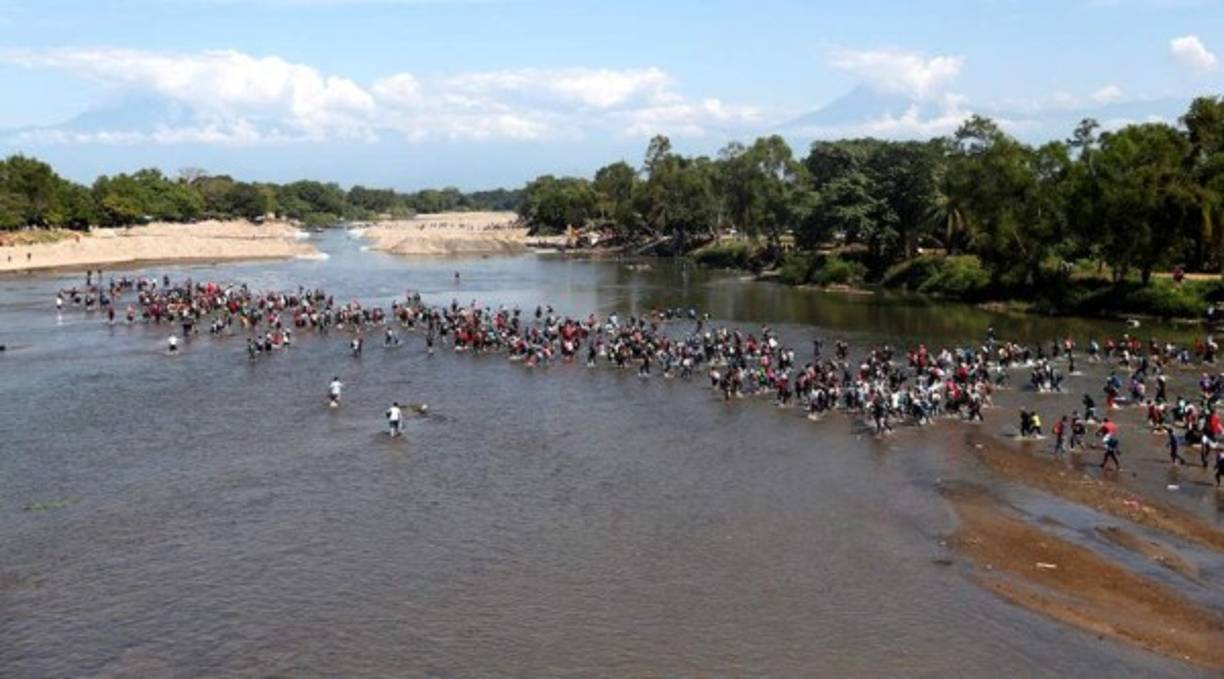 Cientos de migrantes están cruzando el río Suchiate, que separa Guatemala de México, a fin de entrar en territorio mexicano ilegalmente luego de que el Gobierno rechazara este lunes su solicitud formal para ingresar al país.
