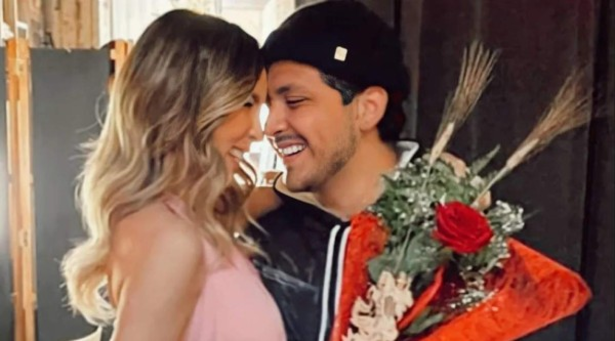 El cantante juvenil del regional mexicano, de 22 años, visitó Monterrey acompañado de su prometida. El artista ofrecerá varios conciertos en esa ciudad.