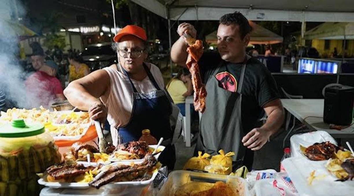 Las comidas típicas de la ciudad, carne asada, pollo chuco, baleadas, tajadas no podían faltar en la expo gastronómica en la inauguración de la feria juniana. 