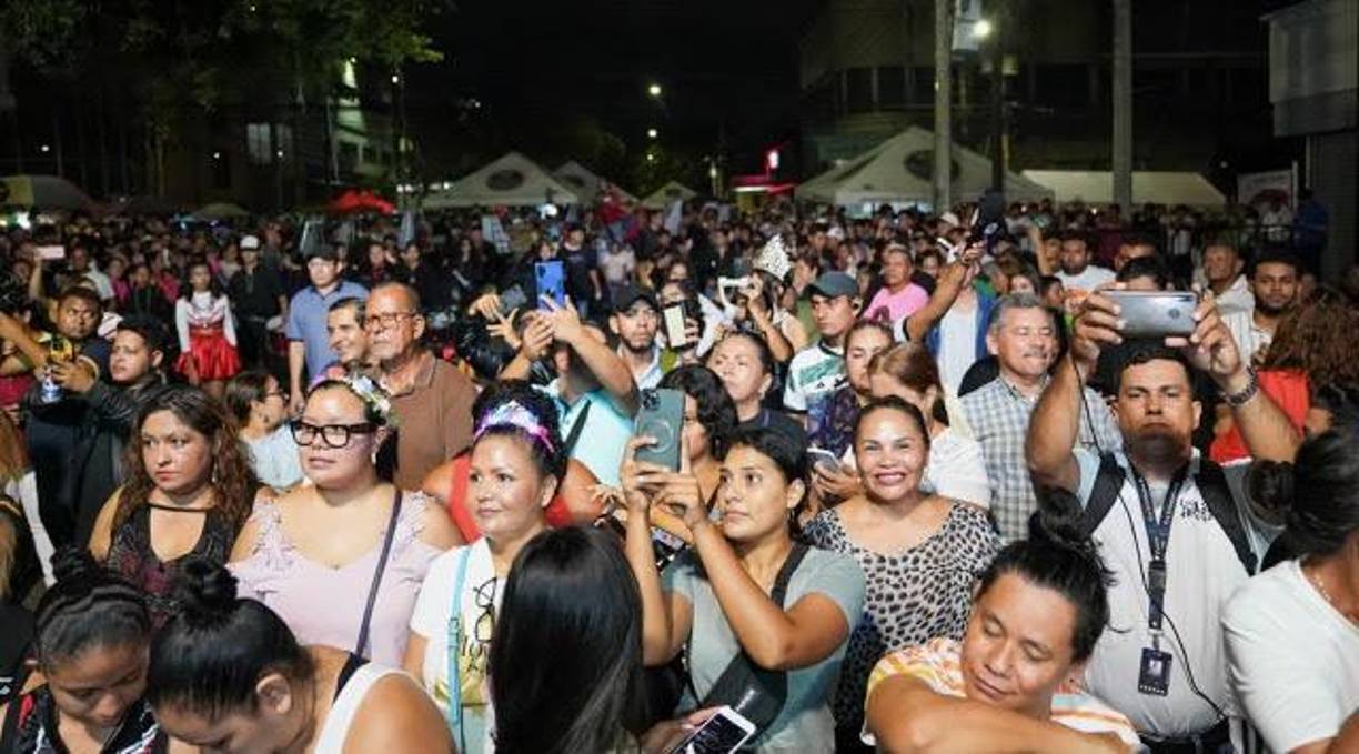 La belleza de las sampedranas se mezcló con la alegría durante el evento de la inauguración. Muchos quisieron dejar grabados esos momentos en sus celulares.