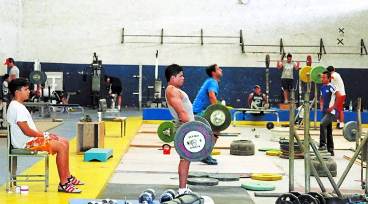 Los amantes de la halterofilia pueden practicar de forma correcta y con los aparatos en buen estado en la Villa Olímpica.
