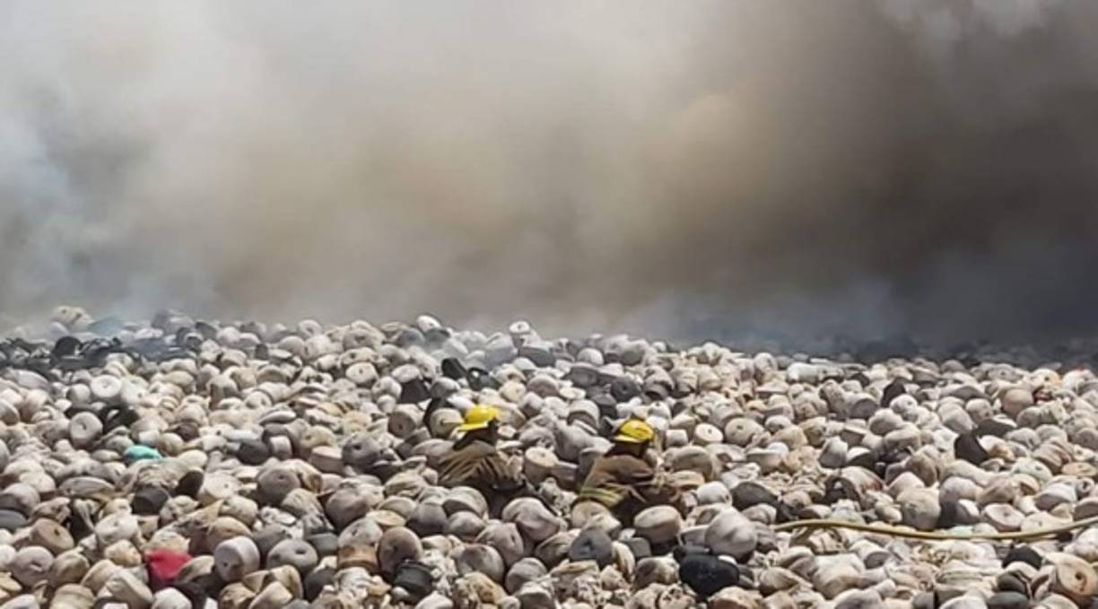 'Gracias a la pronta acción realizada evitamos que el fuego pasara al área de las calderas, ya que este material lo mezclan con aserrín, madera y cartón para generar energía para la planta', comentó. <br/>