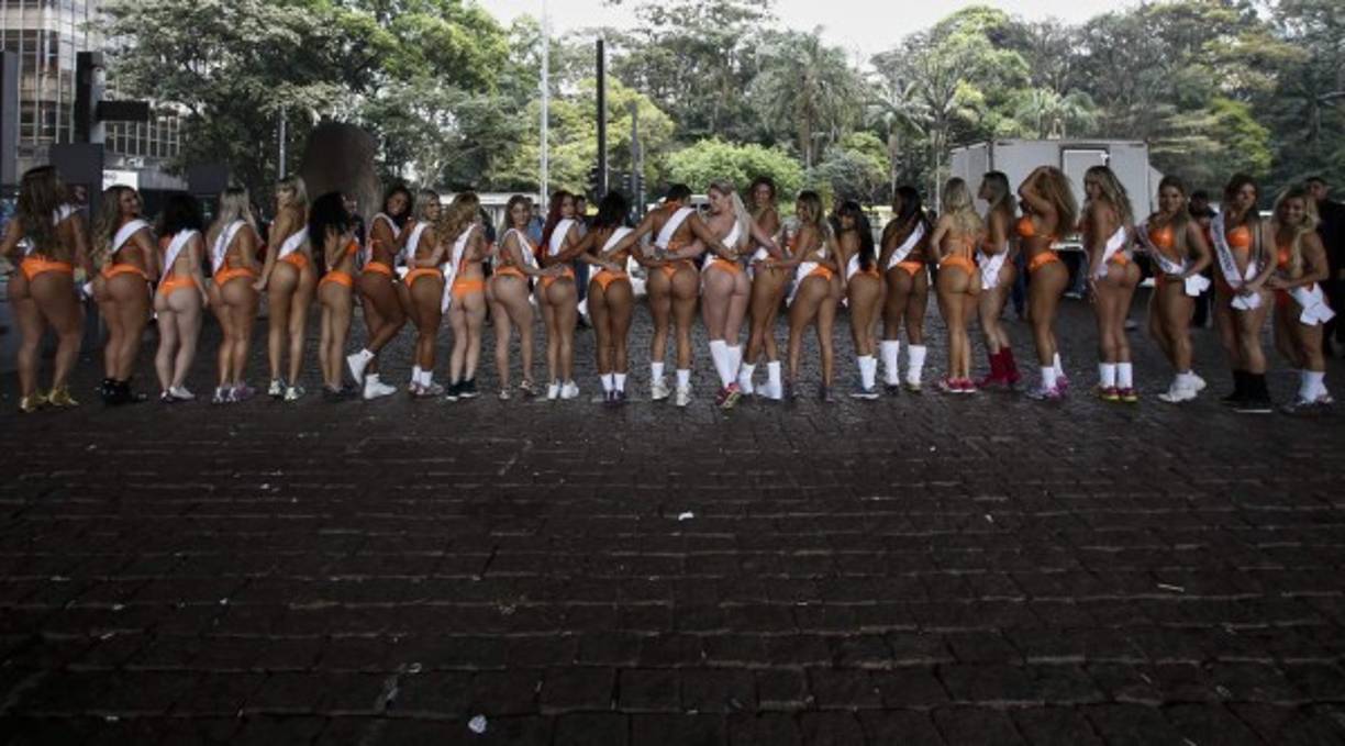 Las modelos participantes del Miss Bumbum 2016 se pasearon en bikini en la Avenida Paulista en Sao Paulo. El 9 de noviembre se seleccionará el trasero femenino más atractivo de Brasil.