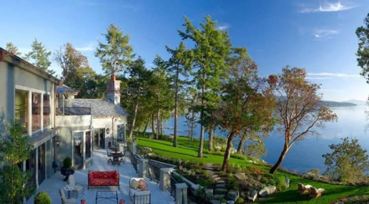 Ahora que la Reina aprobó su salida de la monarquía parece que la pareja seguirá usando la residencia en North Saanich, un lujoso refugio en la isla de Vancouver escondido entre los árboles y rodeado de rocas con vista al mar.