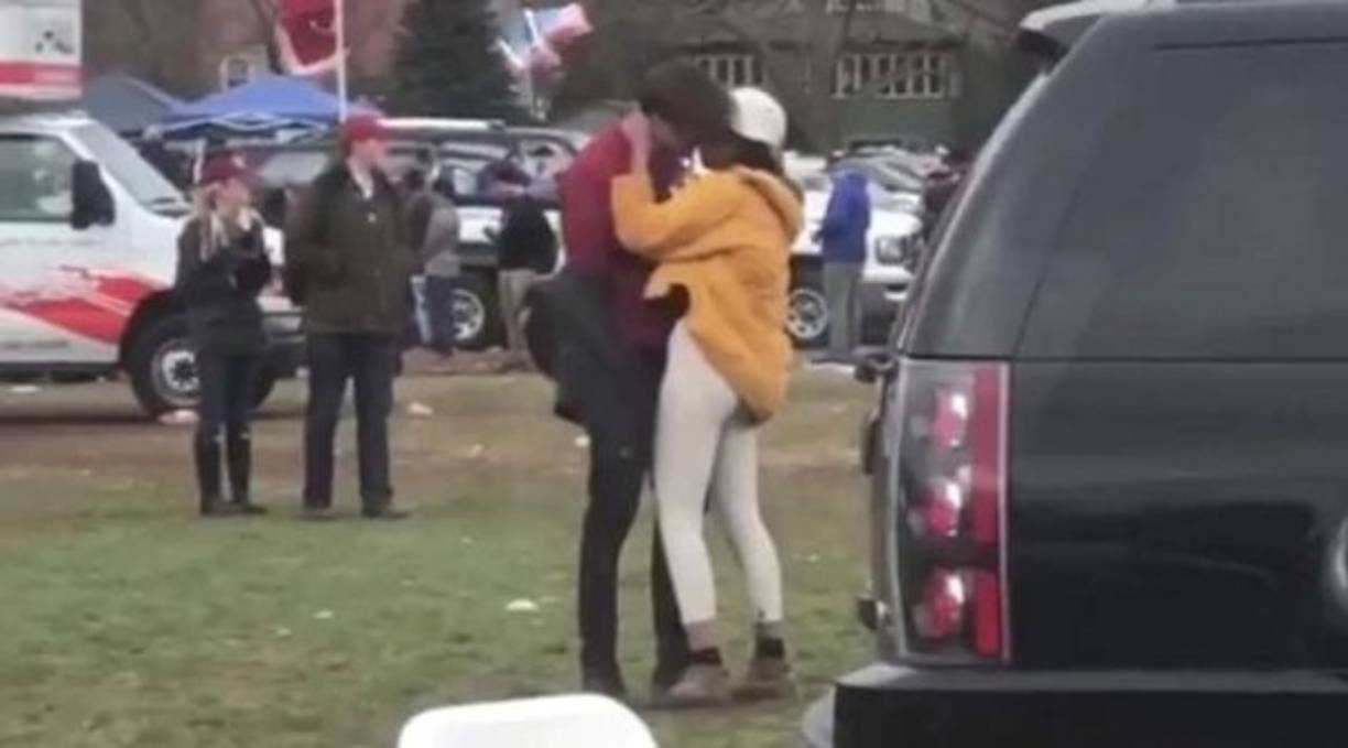 Los jóvenes fueron captados besándose en un encuentro deportivo entre las universidades de Harvard y Yale.