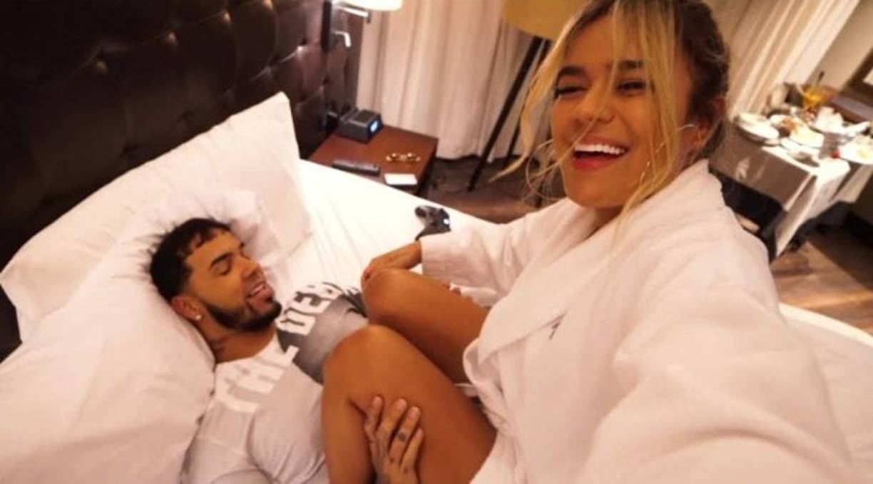 Es tanto el amor que viven que Anuel AA y Karol G quisieron compartir su felicidad publicando un video 'Secretos', en donde al público su romance.<br/>
