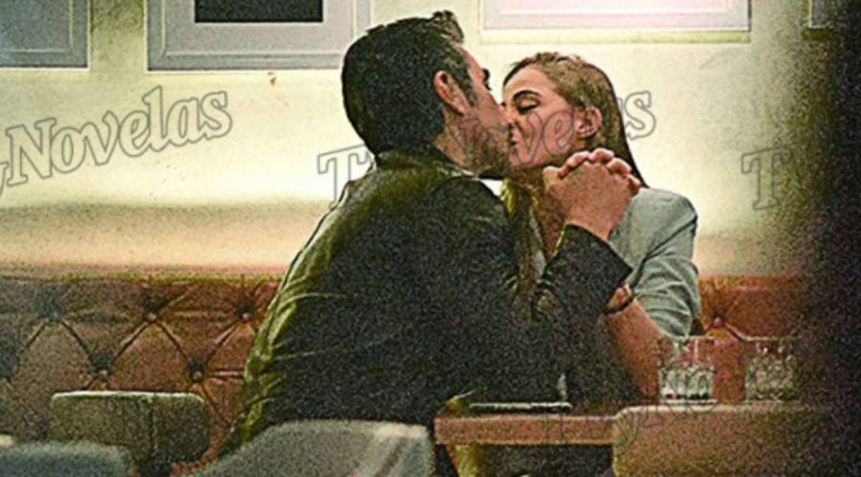 La pareja fue captada en una ocasión disfrutando de una noche romántica en la que a juzgar por las fotografías de TV Novelas la pasaron muy bien.