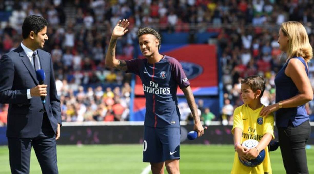 El delantero se dirigió a una afición entregada desde una suerte de podio con los colores azul y rojo del PSG y en el que se podía leer el mensaje 'Bem-vindo Neymar Jr'. foto AFP.