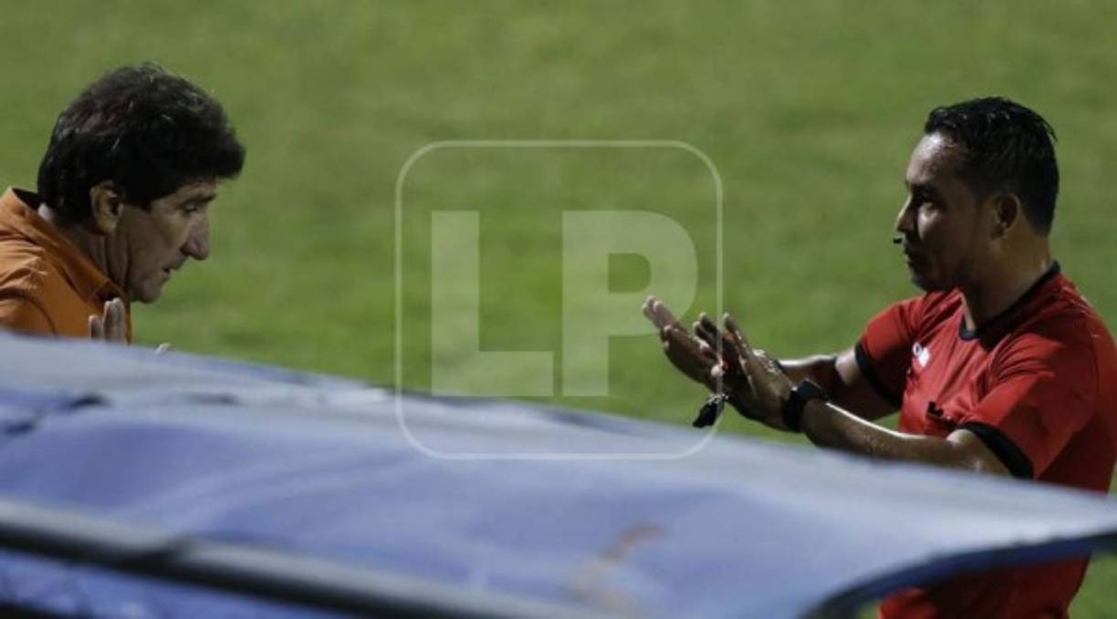 El árbitro central Héctor Rodríguez tuvo que llamarle la atención al entrenador Héctor Vargas del Marathón por sus constantes reclamos.