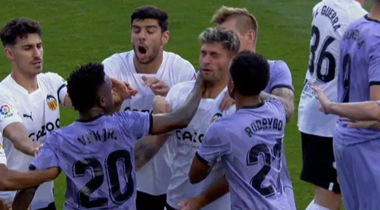 Minutos después del conflicto con un aficionado, Vinicius le dio un golpe en el rostro a Hugo Duro tras una trifulca. De Burgos Bengoetxea vio la jugada con detenimiento en el VAR y decidió expulsar a Vinicius con roja directa.