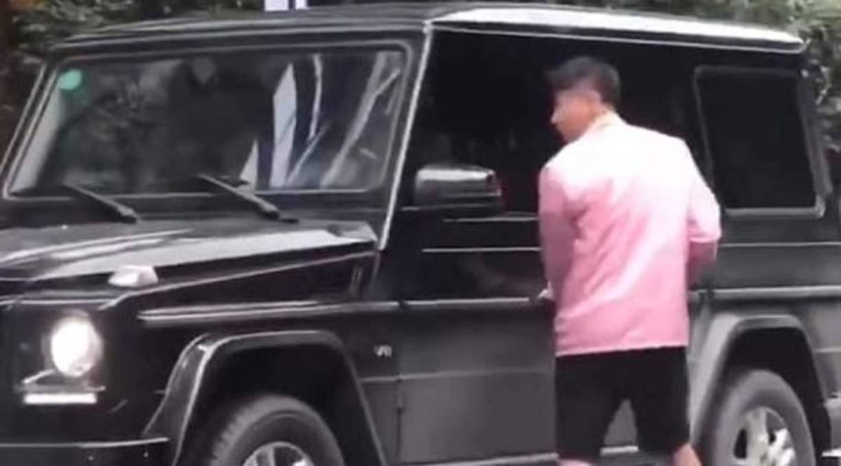 <br/>La razón del cambio en la placa de su vehículo se debe a que la ley china determina cuántos días consecutivos se puede manejar un vehículo. Como el auto de Hanchao estaba registrado fuera de Guangzhou, sólo podía conducir durante cuatro jornadas seguidas.