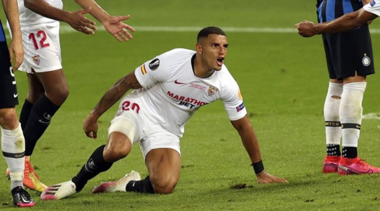 Diego Carlos no lo podía creer. Así se levantó muy eufórico tras el golazo de chilena.