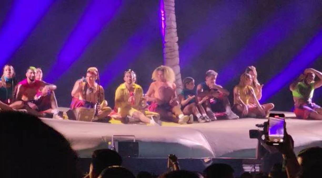 Y una vez en la tarima, los hondureños se sentaron en la “isla” junto a su ídolo.