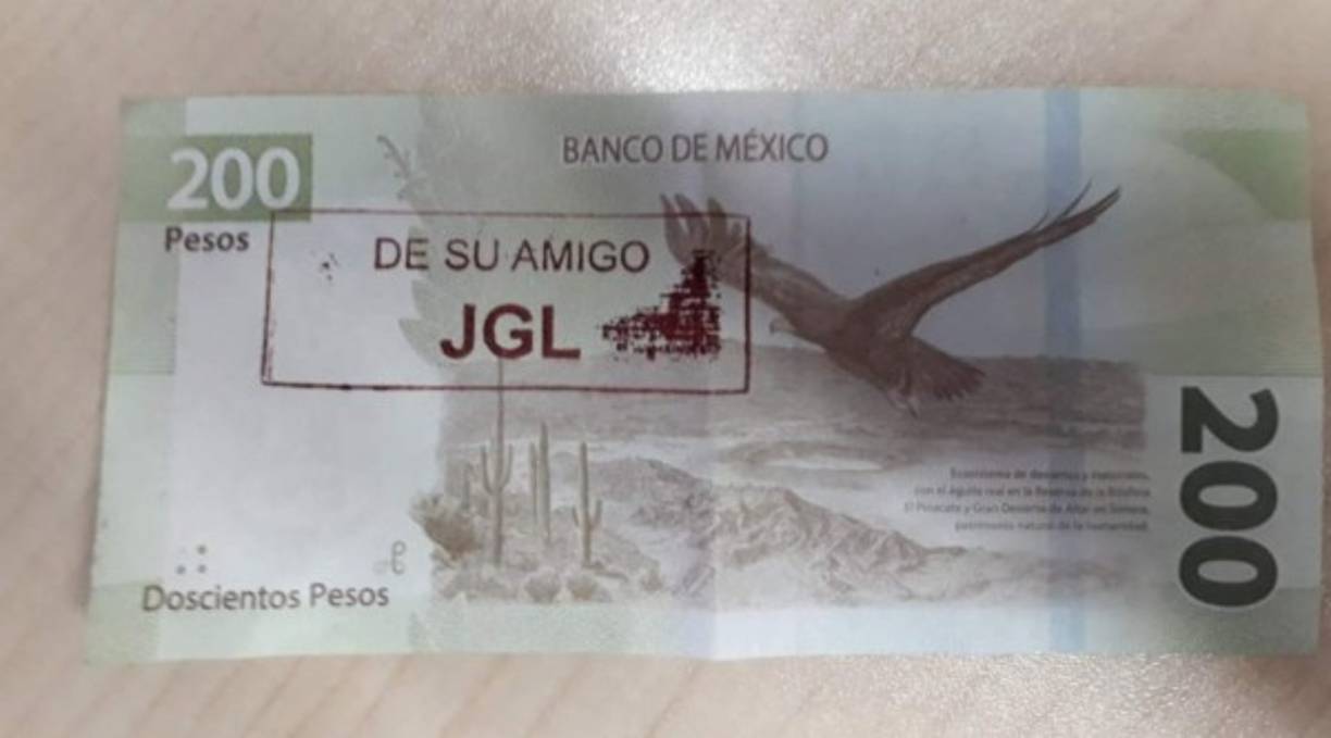 Los billetes fueron marcados por un sello con tinta indeleble y de color vino en el que se lee 'De su amigo JGL', las iniciales de Guzmán Loera.