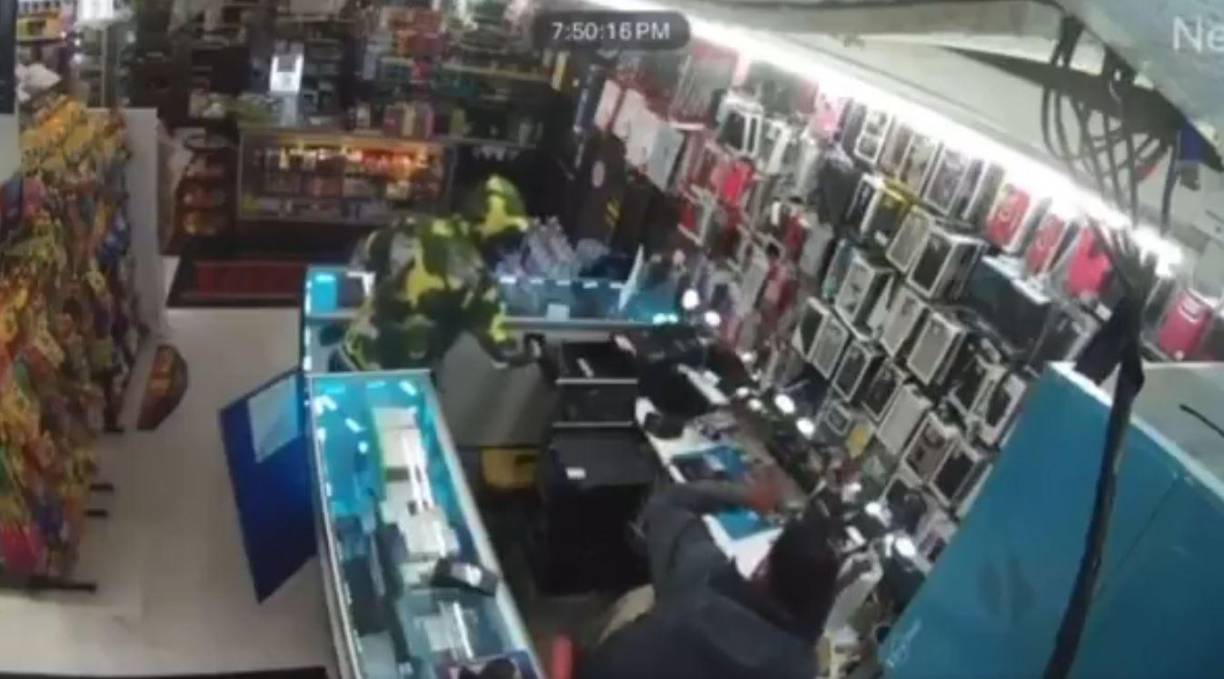 Juárez fue detenido en el lugar por las autoridades y ahora enfrenta múltiples cargos, entre ellos robo a mano armada, uso ilegal de armas y asalto agravado, delitos que podrían llevarlo a cumplir al menos 20 años de prisión.