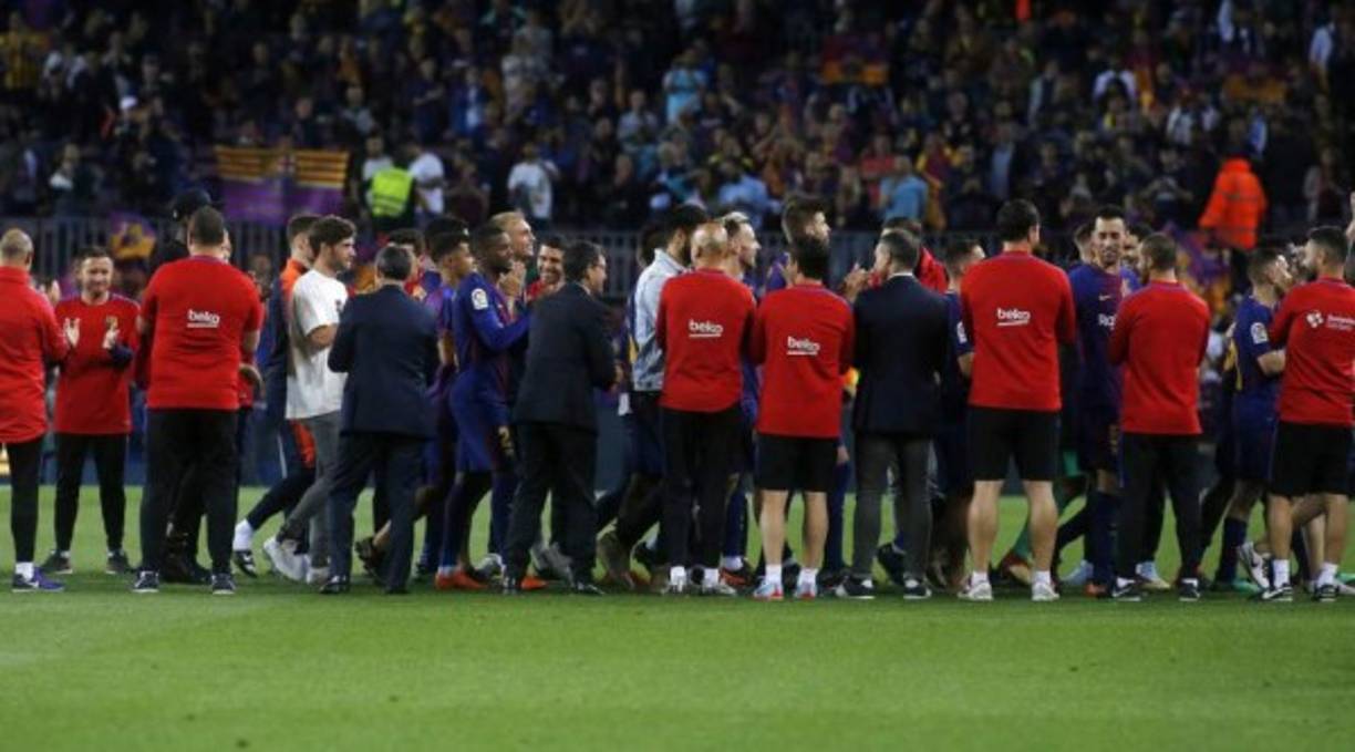 Tras el 2-2 cosechado ante el Real Madrid, el Barcelona celebró ante los aficionados que asistieron al clásico disputado en el Camp Nou el doblete de Liga y Copa del Rey conseguido este curso.<br/>