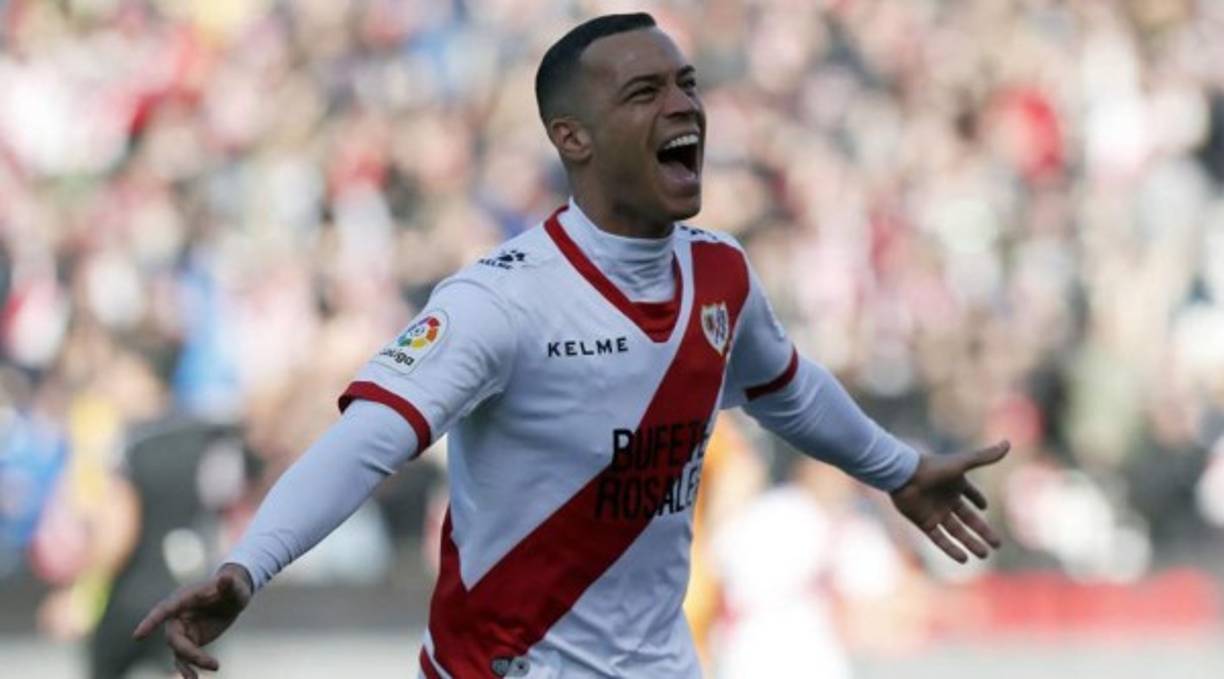 Raúl de Tomas jugará esta temporada en el Rayo Vallecano en calidad de cedido, tras el acuerdo alcanzado entre el conjunto vallecano y el Real Madrid. El delantero, que ya estuvo la pasada temporada en el conjunto franjirrojo, fue una pieza clave en el ascenso del equipo a Primera división con sus 24 goles.