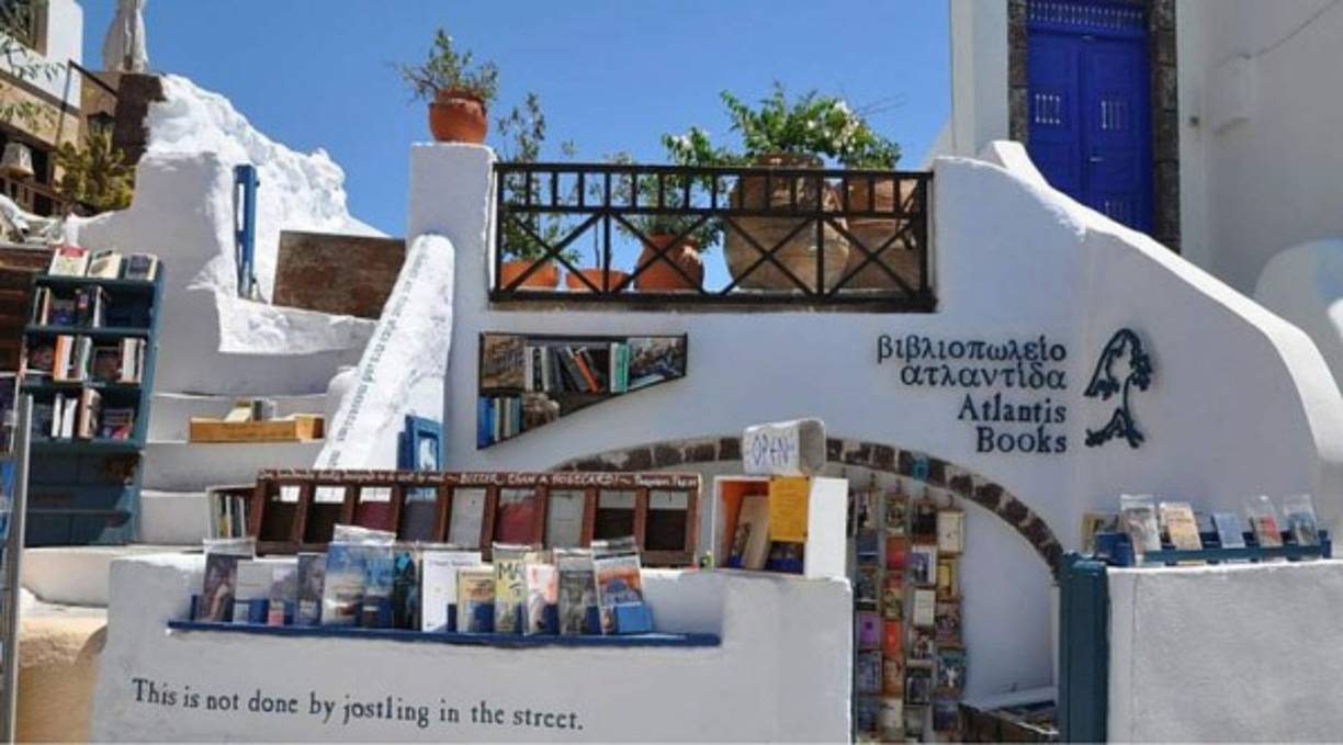 Atlantis Books se encuentra en el mar Egeo,en Santorini, Grecia. Está situada bajo el nivel de la calle como si fuese una cueva. Foto:Skyscanner.es.